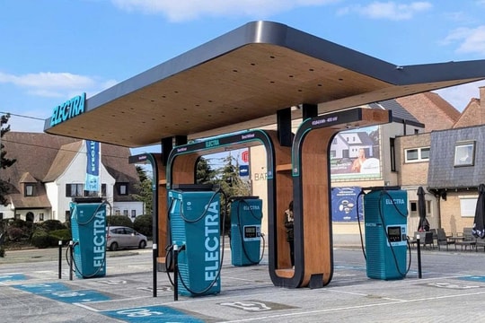 Trạm sạc xe điện có thiết kế như trạm xăng, giúp tài xế dễ dàng tiếp cận và sử dụng