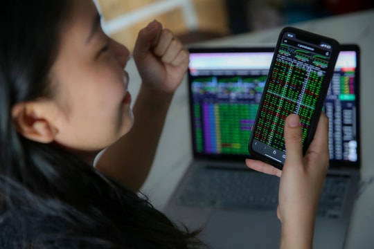 Tâm điểm dòng tiền hôm nay 20/8: Ngân hàng giữ vai trò trụ, midcap tiếp đà lan tỏa