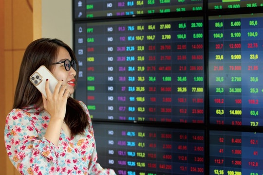 Chứng khoán đảo chiều, VIC cùng VIB giữ VN-Index không rơi sâu