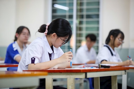 Hàng loạt trường công bố điểm chuẩn đại học 2025: Nhiều biến động khó lường