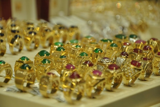 Giá vàng nhẫn hôm nay 20/8: Rơi tới nửa triệu đồng, chuyên gia cảnh báo điều quan trọng