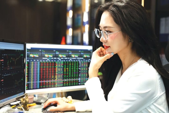 Cổ phiếu ngân hàng dẫn dắt, VN-Index hướng về đỉnh lịch sử 1.700