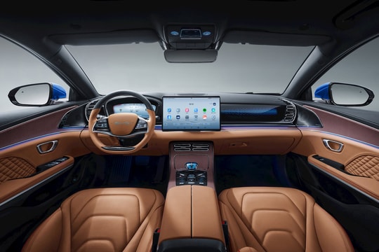 Trải nghiệm thực tế mẫu xe điện “ngang xe sang, giá bằng nửa”: Ngoại hình Dragon Face, khoang lái xa hoa, pin 521 km