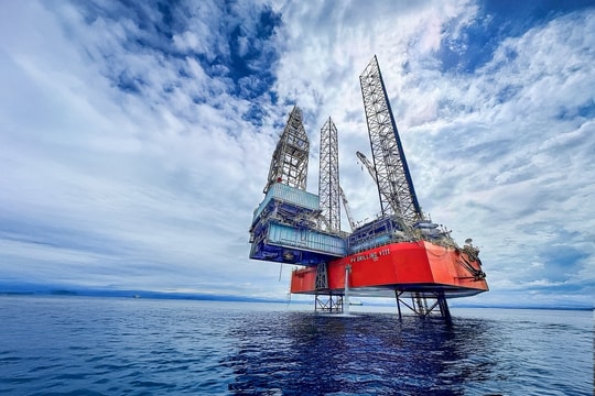 Siêu giàn khoan 9.000m của PV Drilling ra trận, nhắm thẳng mỏ vàng đen 650 triệu USD giữa Biển Đông