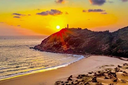 Không phải Maldives, Việt Nam có bãi biển cong như cánh cung, đón bình minh sớm nhất