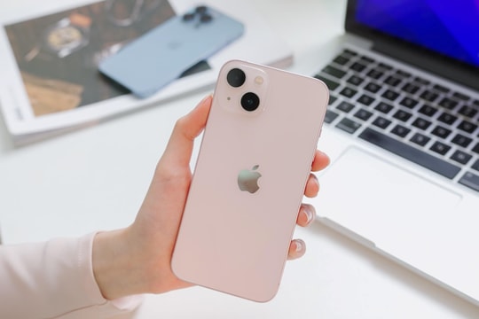"Bộ đội" iPhone 13 và iPhone 14 rủ nhau giảm giá: Rẻ ngang máy tầm trung nhưng hiệu năng vẫn tiệm cận iPhone 16