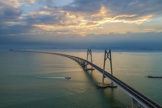 Cây cầu trị giá hơn 500.000 tỷ đồng, mất hơn một thập kỷ xây dựng để nối 3 siêu đô thị hiện đại