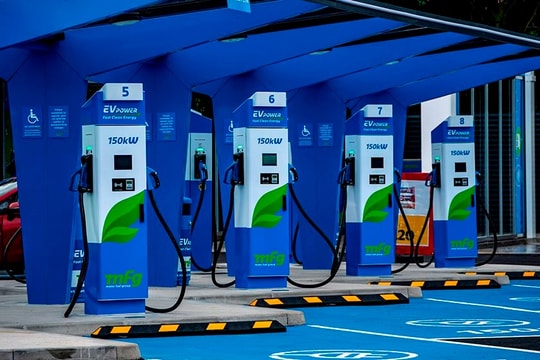 Doanh nghiệp tham vọng dựng hệ sinh thái xe điện toàn diện, cổ phiếu vẫn mắc kẹt trong diện cảnh báo