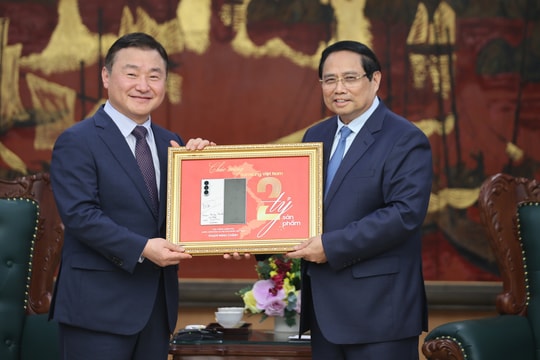 Thủ tướng tiếp Tổng Giám đốc điều hành Samsung điện tử, chúc mừng cột mốc 2 tỷ điện thoại sản xuất tại Việt Nam