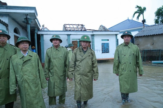 Phó Thủ tướng Trần Hồng Hà kiểm tra công tác giúp nhân dân khắc phục hậu quả bão số 5