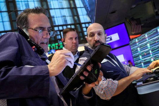 Chứng khoán Mỹ điều chỉnh, tâm điểm hướng về Nvidia và chính sách Fed