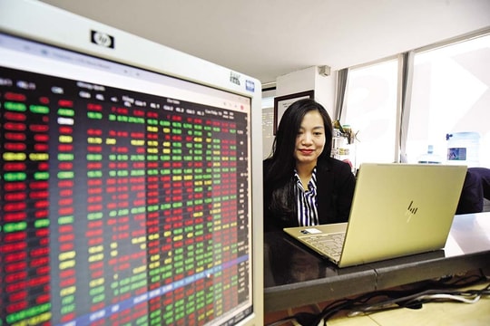 Top 10 cổ phiếu biến động mạnh nhất: Tìm điểm mua, bán và cắt lỗ phiên sáng 26/8