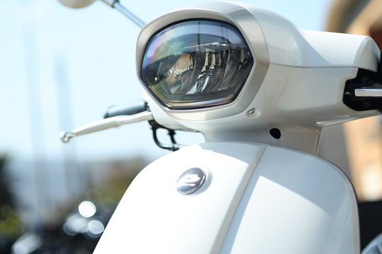 Xe điện mới ra mắt: Thiết kế thanh lịch, cốp rộng "vượt mặt" Vision, pin chạy êm 70km