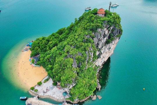 Giữa vịnh Hạ Long, một hòn đảo “nằm nghiêng” đẹp ngỡ ngàng hút khách
