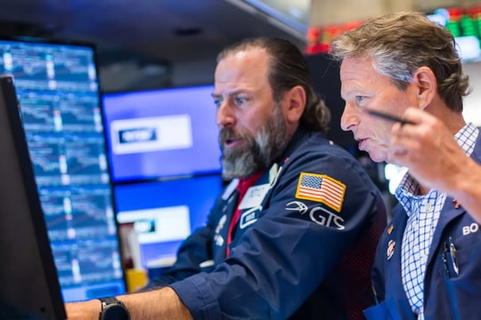 Chứng khoán Mỹ giữ nhịp tăng sau cú sốc sa thải Thống đốc Fed