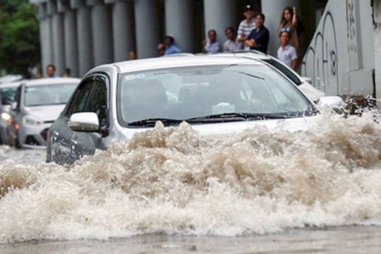 Xe điện được đánh giá lội ngập nước tốt hơn nhiều loại xe xăng