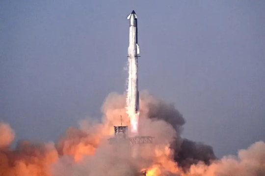 Tên lửa SpaceX lần đầu tiên 'sống sót' trở về từ vũ trụ