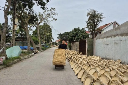 Nông dân Thanh Hóa thu bạc tỷ từ nghề thủ công giúp cả làng sắm ô tô, xây nhà lớn
