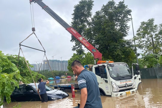 Thực hư việc xe điện “miễn nhiễm” thủy kích, bài học sống còn cho tài xế khi đi vào đường ngập nước