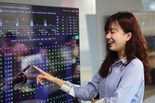 Top 10 cổ phiếu biến động mạnh nhất: Tìm điểm mua, bán và cắt lỗ phiên sáng 28/8