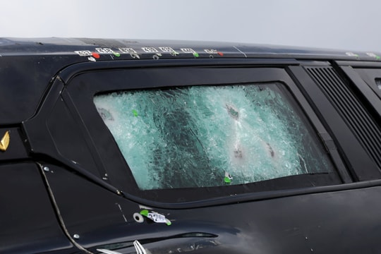 Cận cảnh 440 vết đạn, 11 vụ nổ trên xe điện VinFast Lạc Hồng 900 LX