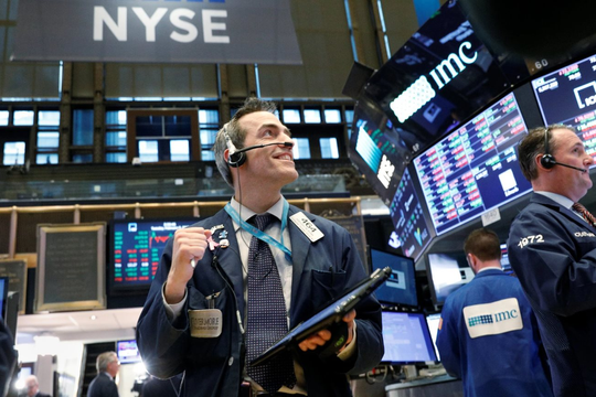 Phố Wall lập kỷ lục mới, S&P 500 lần đầu vượt mốc 6.500 điểm