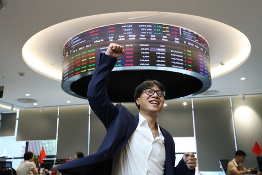 Tiền dồn dập vào cổ phiếu chứng khoán, VN-Index áp sát mốc 1.691 điểm