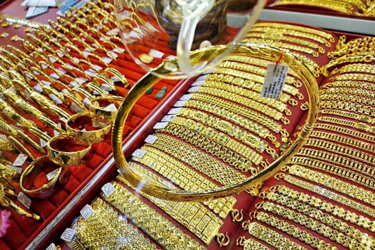 Dự báo giá vàng ngày mai 30/8: Dòng tiền trú ẩn tiếp tục tìm đến vàng