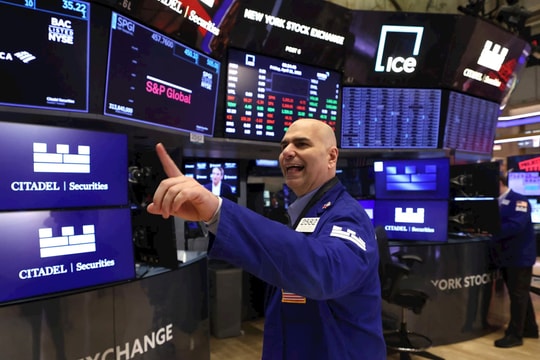 Phố Wall lại có sóng, S&P 500 cùng Nasdaq lên đỉnh nhờ kỳ vọng đối thoại Mỹ–Trung