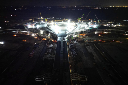 Gần 14.000 người "vượt nắng, thắng mưa" trên đại công trình thế kỷ