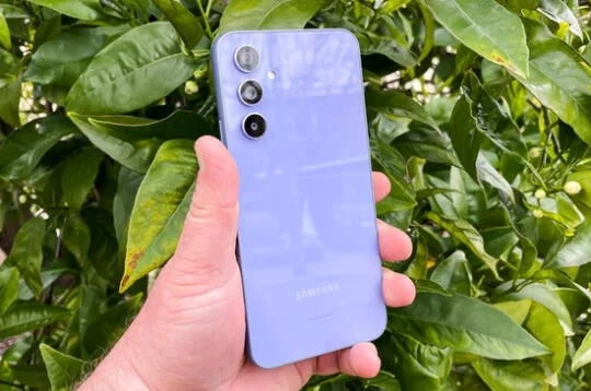 Chiếc smartphone từng là "vua tầm trung" đang cháy hàng vì quá "sang xịn" mà giá bình dân