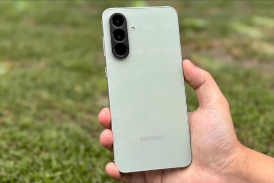 “Ông hoàng” tầm trung hơn 8 triệu nhà Samsung: Một tính năng khiến iPhone 16 giá đắt gấp đôi cũng phải "chào thua"