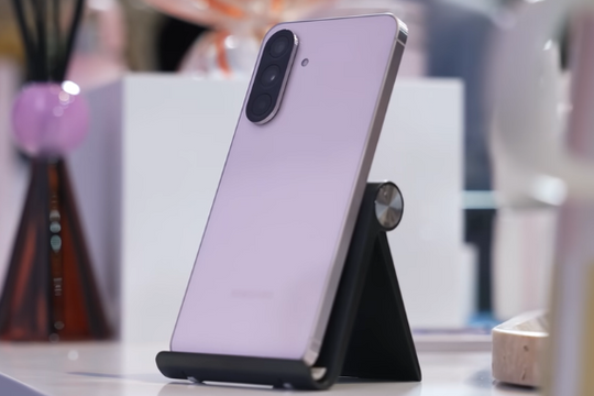 Chiếc smartphone Samsung giá chưa tới 7 triệu nhưng màn hình "nhỉnh" hơn iPhone 16 Plus