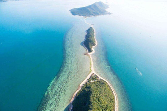 Một hòn đảo nhỏ giữa miền Trung ít người biết, nhưng gây sốt bởi con đường kỳ diệu giữa đại dương