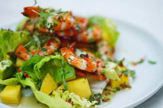 Giàu đạm, giàu canxi nhưng tôm lại là "khắc tinh" với 4 nhóm người này