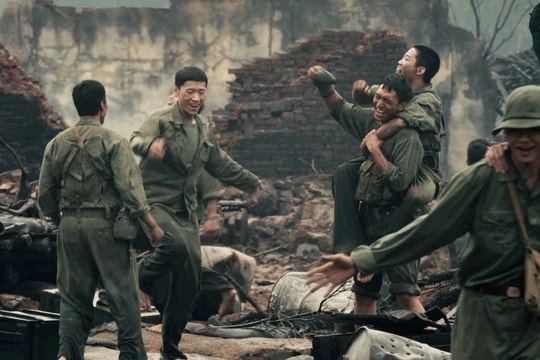 Phim “Mưa đỏ” liên tiếp lập kỷ lục doanh thu, thẳng tiến mốc 1.000 tỷ đồng