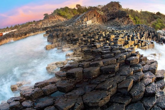 Khám phá cảnh quan lạ kỳ ở Đắk Lắk: Đá ong xếp lớp tựa mê cung thiên nhiên