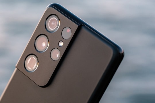 Mẫu smartphone 4 năm tuổi bất ngờ gây sốt vì giá rẻ và camera zoom 10x hiếm có