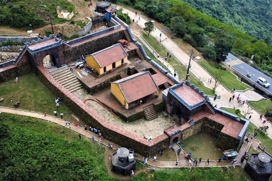 Nơi được mệnh danh "Thiên hạ đệ nhất hùng quan": Ngắm cùng lúc núi và biển, cảnh đẹp khiến du khách ngỡ ngàng