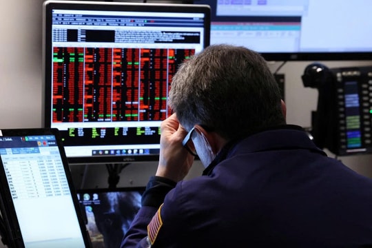 Chứng khoán Mỹ chao đảo, Dow Jones “bốc hơi” gần 800 điểm khi cổ phiếu AI lao dốc