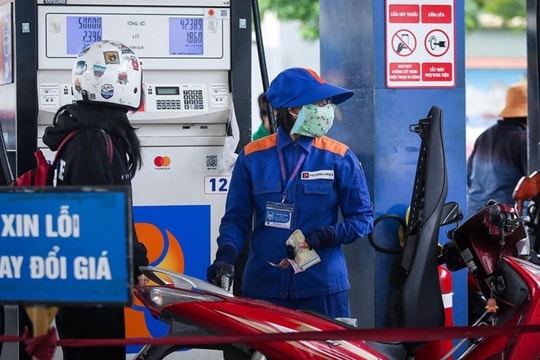 Giá xăng quay đầu giảm; Bộ Công Thương đề xuất lộ trình xăng sinh học toàn quốc