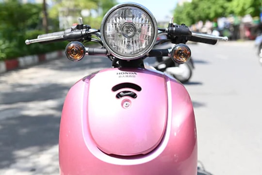 Xe điện Honda giá cực êm: Thiết kế retro sang chảnh, chạy gần 100 km/lần sạc