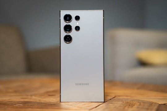 Galaxy S24 Ultra thành "kèo thơm" giữa tháng 9: Vượt iPhone 16 Pro Max nhưng giá chỉ ngang tầm trung