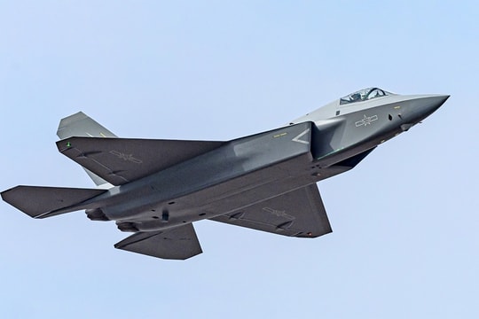 Tiêm kích J-35 mang công nghệ vũ khí tối tân, tầm hoạt động 1.200 km, thách thức cả F-35 trên mặt biển