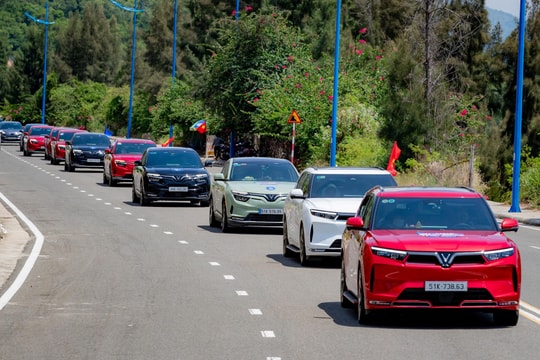 Bất chấp tháng Ngâu, đáng nể với số lượng ô tô VinFast bàn giao mỗi ngày