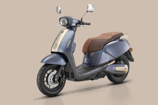 Bất ngờ xe điện “chất” Vespa ra mắt thị trường: Giá hơn 40 triệu, hỗ trợ 2 pin, chạy êm 105 km