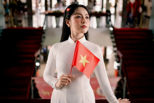 Nữ ca sĩ "đổi đời" nhờ ca khúc 6,5 tỷ view, cứ hát nhạc cách mạng là hot