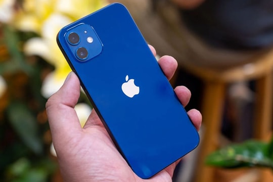 Điện thoại iPhone nhỏ nhất lịch sử giá chỉ hơn 4 triệu: Cấu hình mạnh, camera kép, hiệu năng vẫn mượt