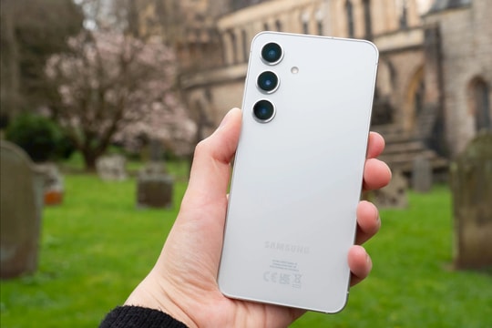 Galaxy S24 5G giảm sâu chưa từng có: AI Phone giá rẻ “đe nẹt” iPhone 16