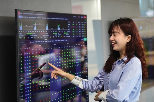Chứng khoán sáng đầu tuần thuận lợi, nhóm tài chính cùng thép dẫn dắt dòng tiền